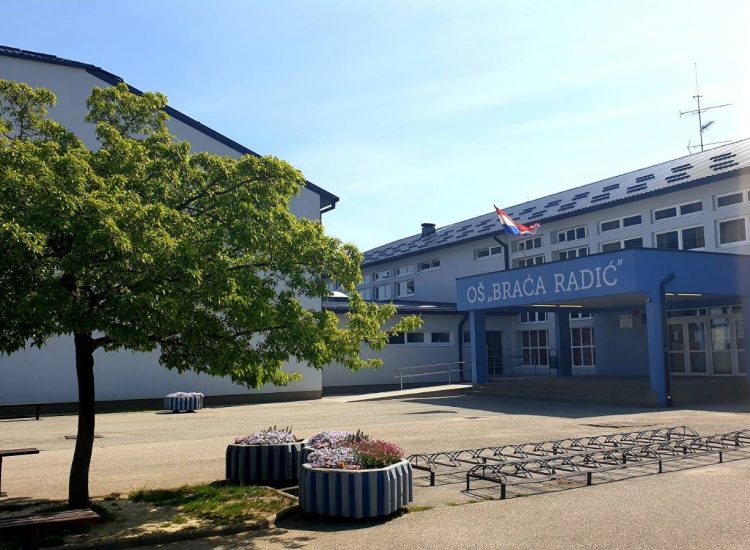 Rascvjetano školsko dvorište u OŠ Braća Radić
