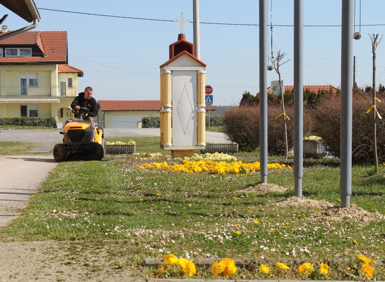 Košnja trave u prigradskim naseljima