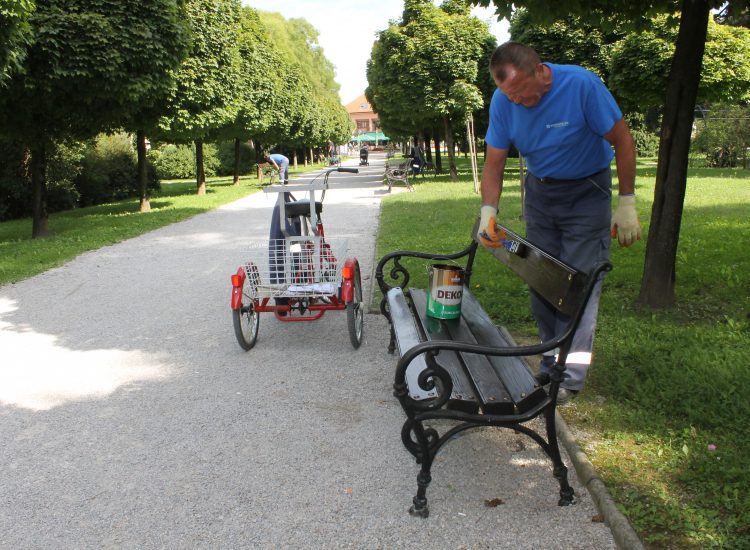 Počelo bojanje drvenih gradskih klupa