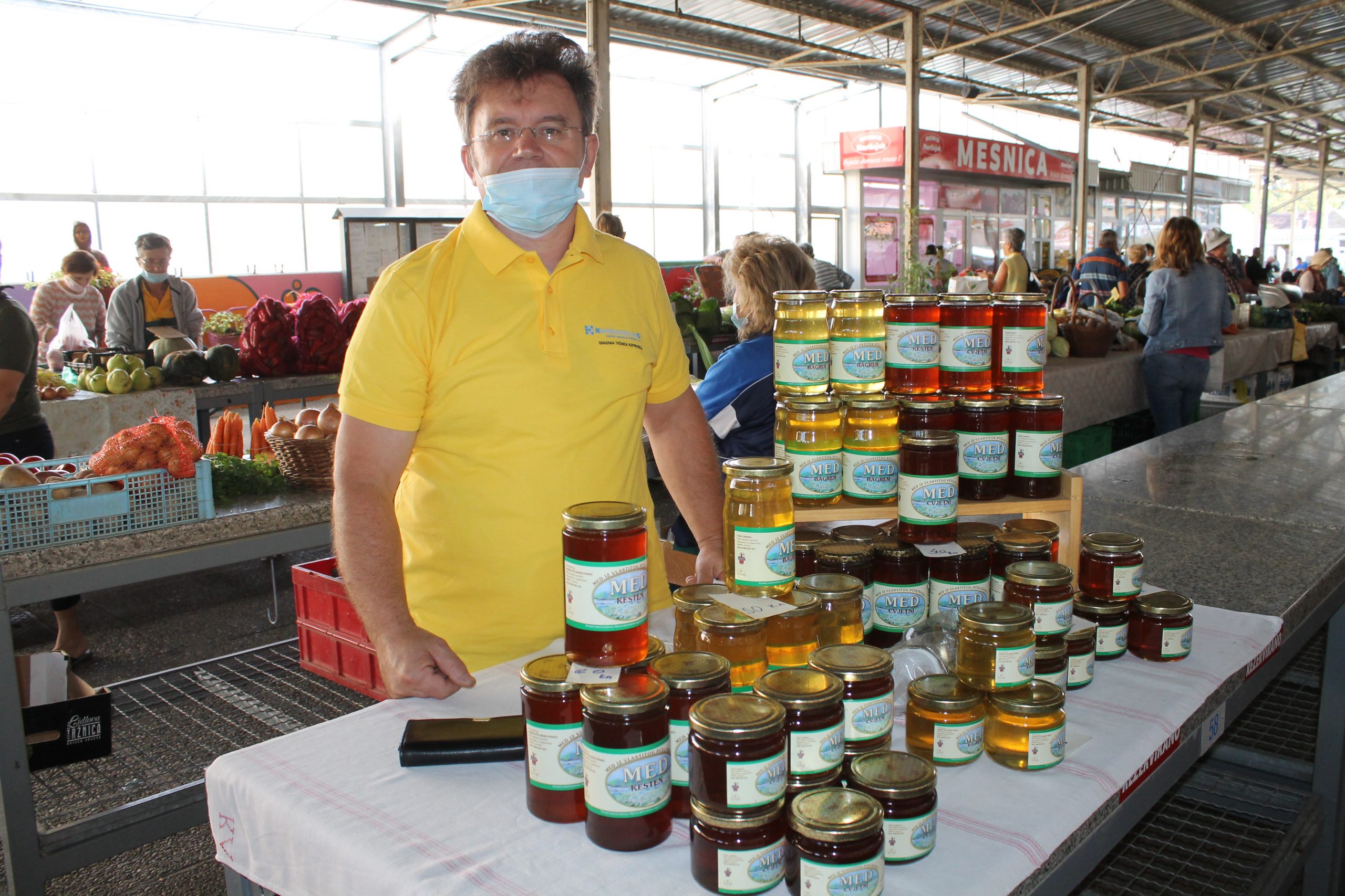 Pčelar Zdenko Lončarić poznat je po svojem domaćem podravskom medu kojeg možete kupiti na koprivničkom placu