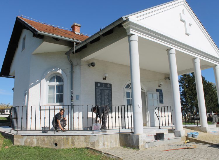 Obnovljen trijem kod mrtvačnice na groblju u Reki