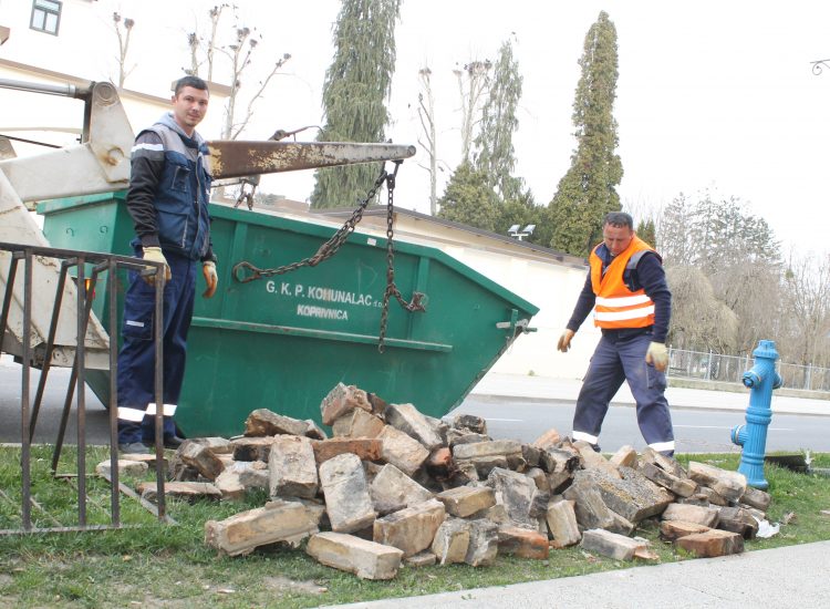 Zaposlenici Komunalca počeli odvoziti materijal od uklonjenih dimnjaka