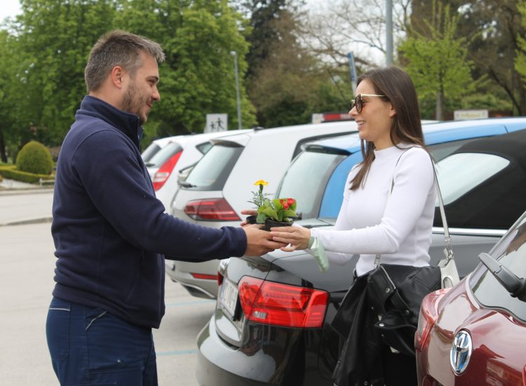 U povodu Dana Komunlaca građanima podijeljene cvjetne sadnice