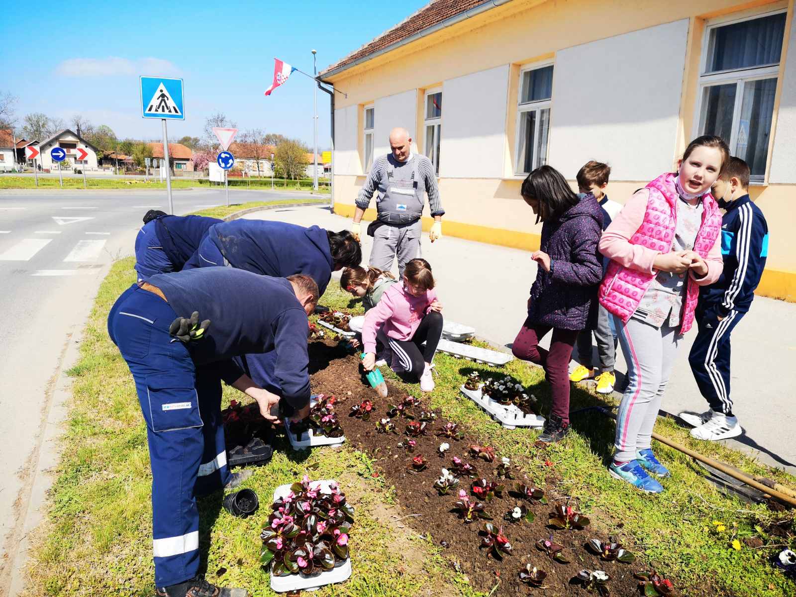 Komunalac uredio cvjetnu gredicu u središtu Đelekovca, općine koja prednjači u odvajanju otpada