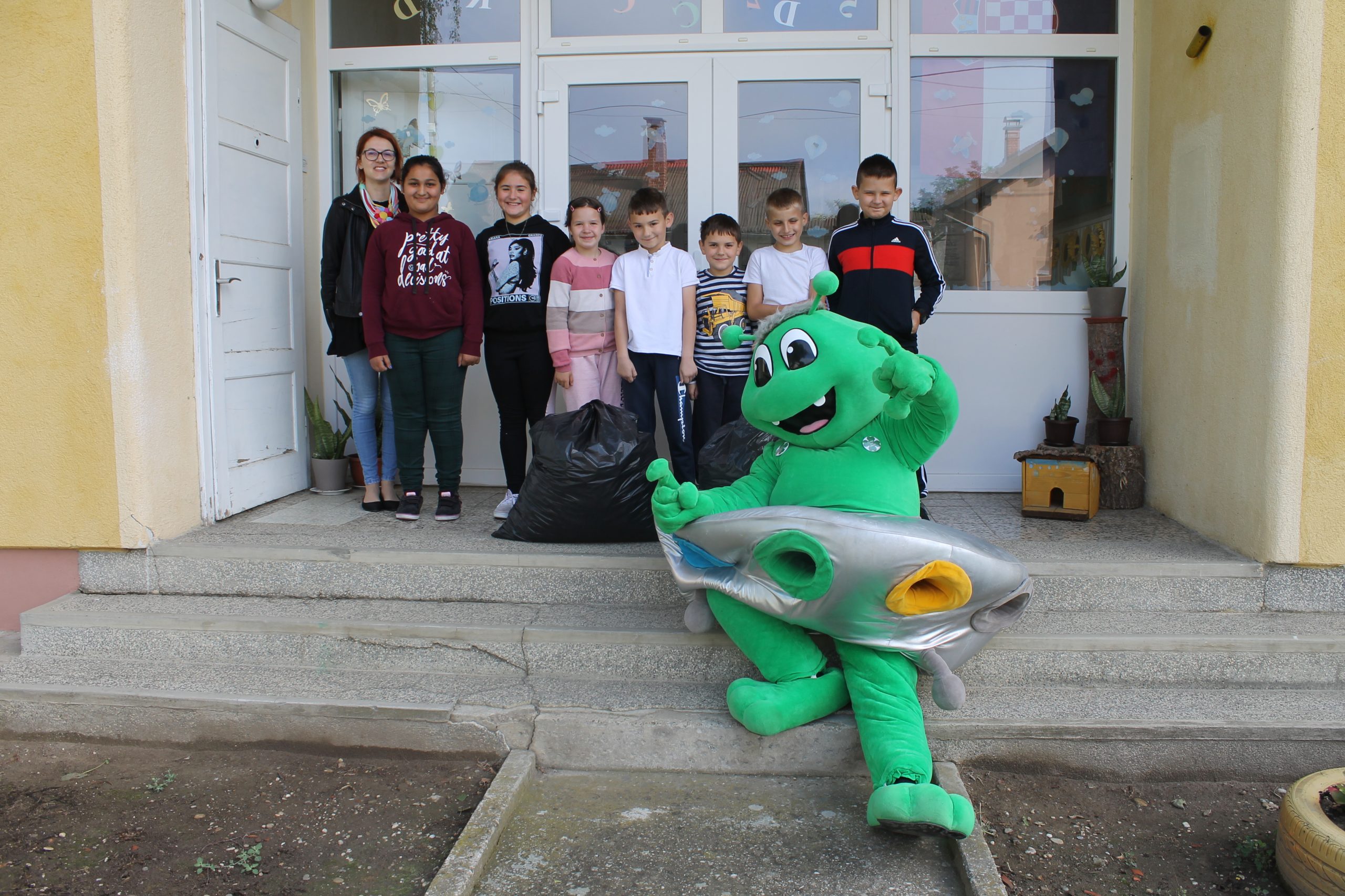 Mališani iz Velikog Otoka sakupili otpadne čepove, posjetio ih Mirko Reciklirko