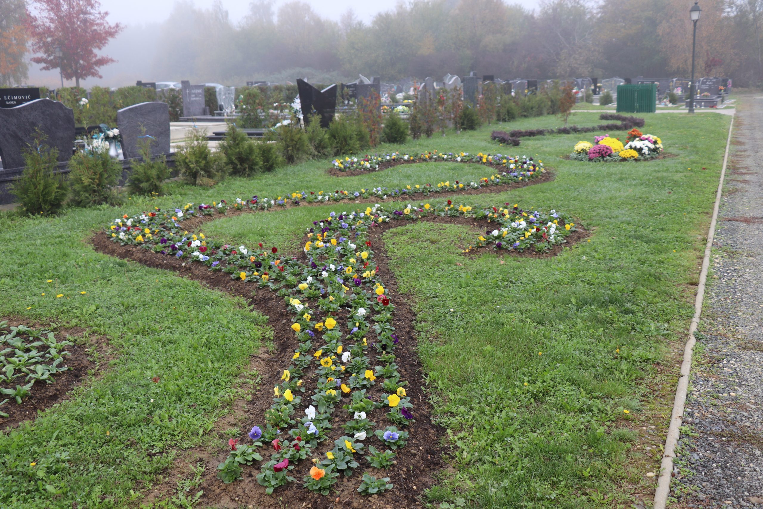Na groblju Pri Sv. Duhu posađeno novo sezonsko cvijeće, orezano ukrasno grmlje i uređeno novo polje urni