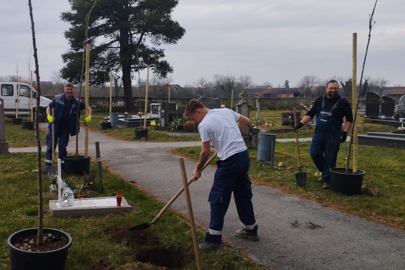 Komunalac izveo hortikulturne radove na uređenju groblja u Goli