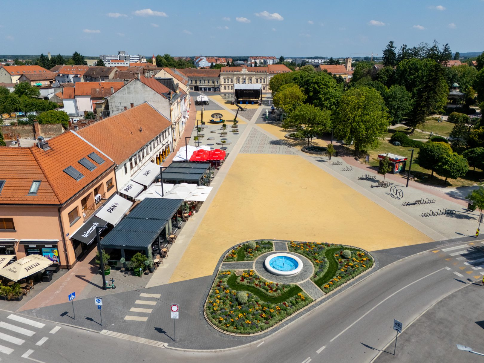 Rascvjetana fontana na Zrinskom trgu, novi foto point ljeta
