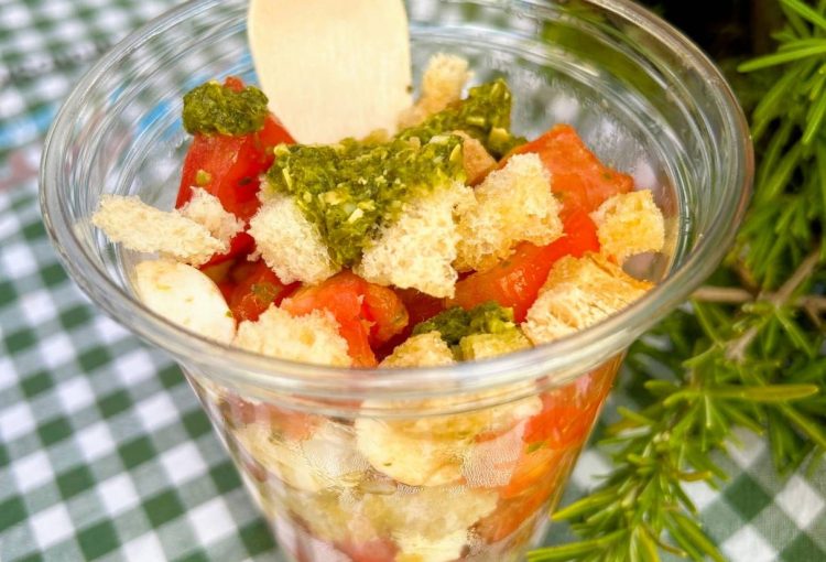 Salata od mozzarelle i rajčice s pestom
