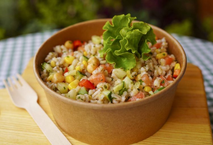 Salata od ječmene kaše i slanutka