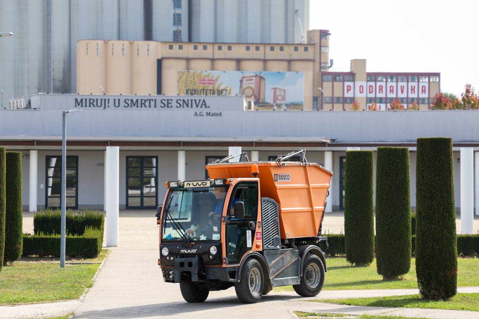 Iza uređenih groblja stoji njihov rad: pripreme za blagdan Svi sveti u Koprivnici